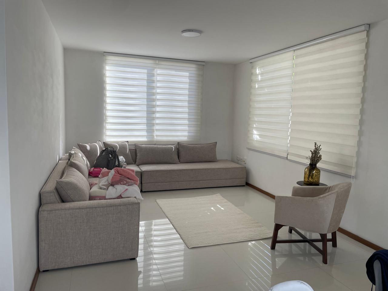 Instalación de persianas en sala residencial, Aguascalientes