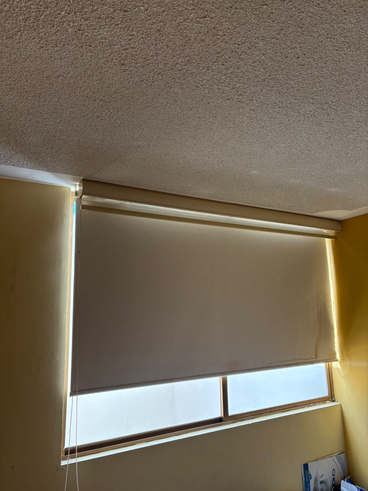 Detalle de persiana con luz filtrada, instalación profesional