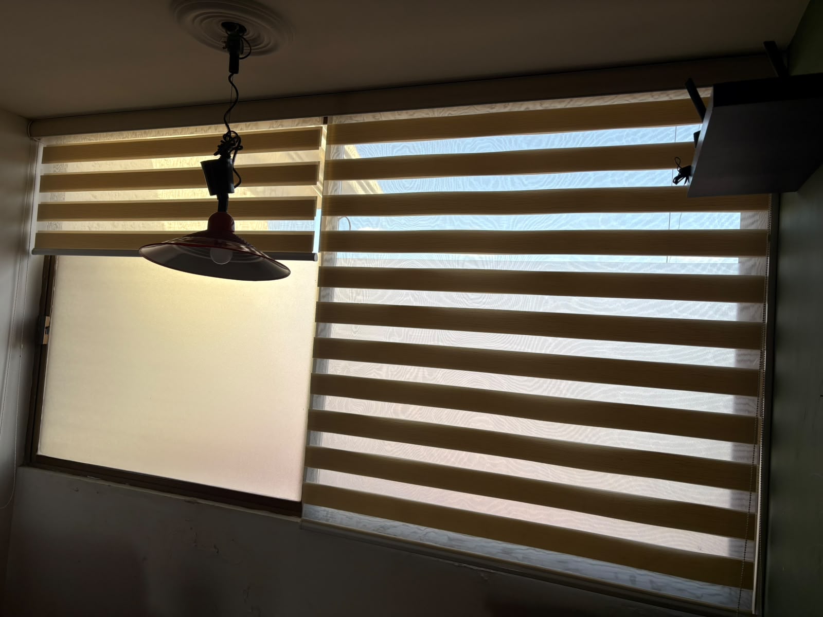 Detalle de persiana con luz filtrada, instalación profesional